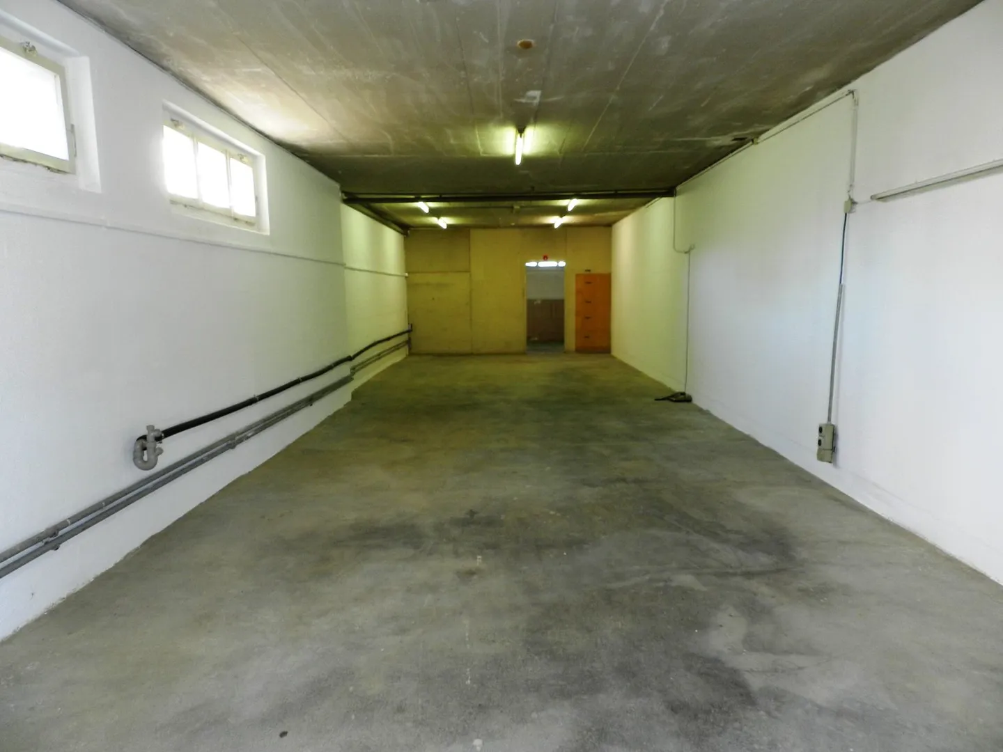 Practical storage with plenty of space in Hausen AG! - Photo 3 of 4