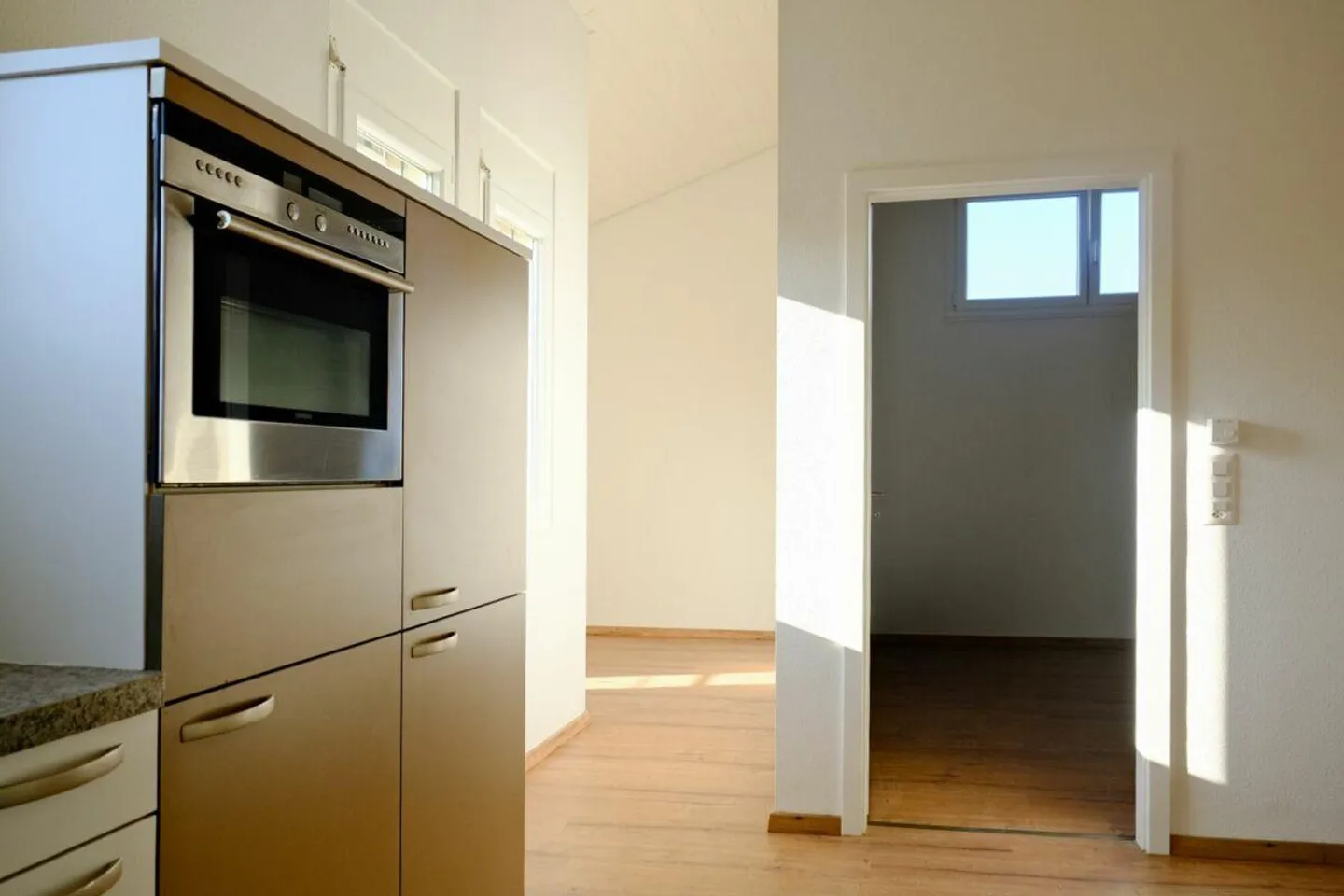 Appartamento affascinante di 2.5 stanze con vista sul verde ad Aesch BL - Foto 1 di 16