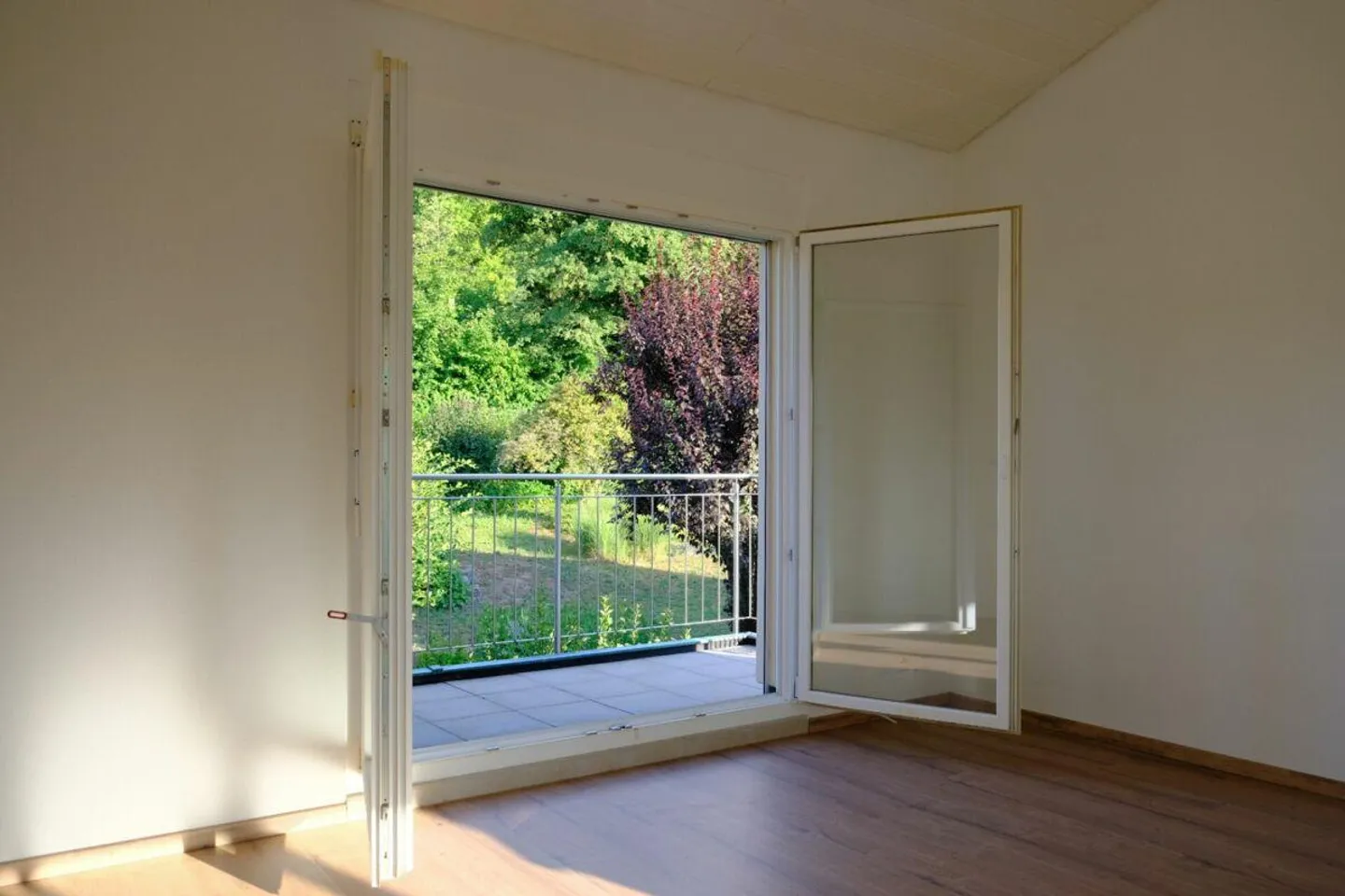 Appartamento affascinante di 2.5 stanze con vista sul verde ad Aesch BL - Foto 9 di 16