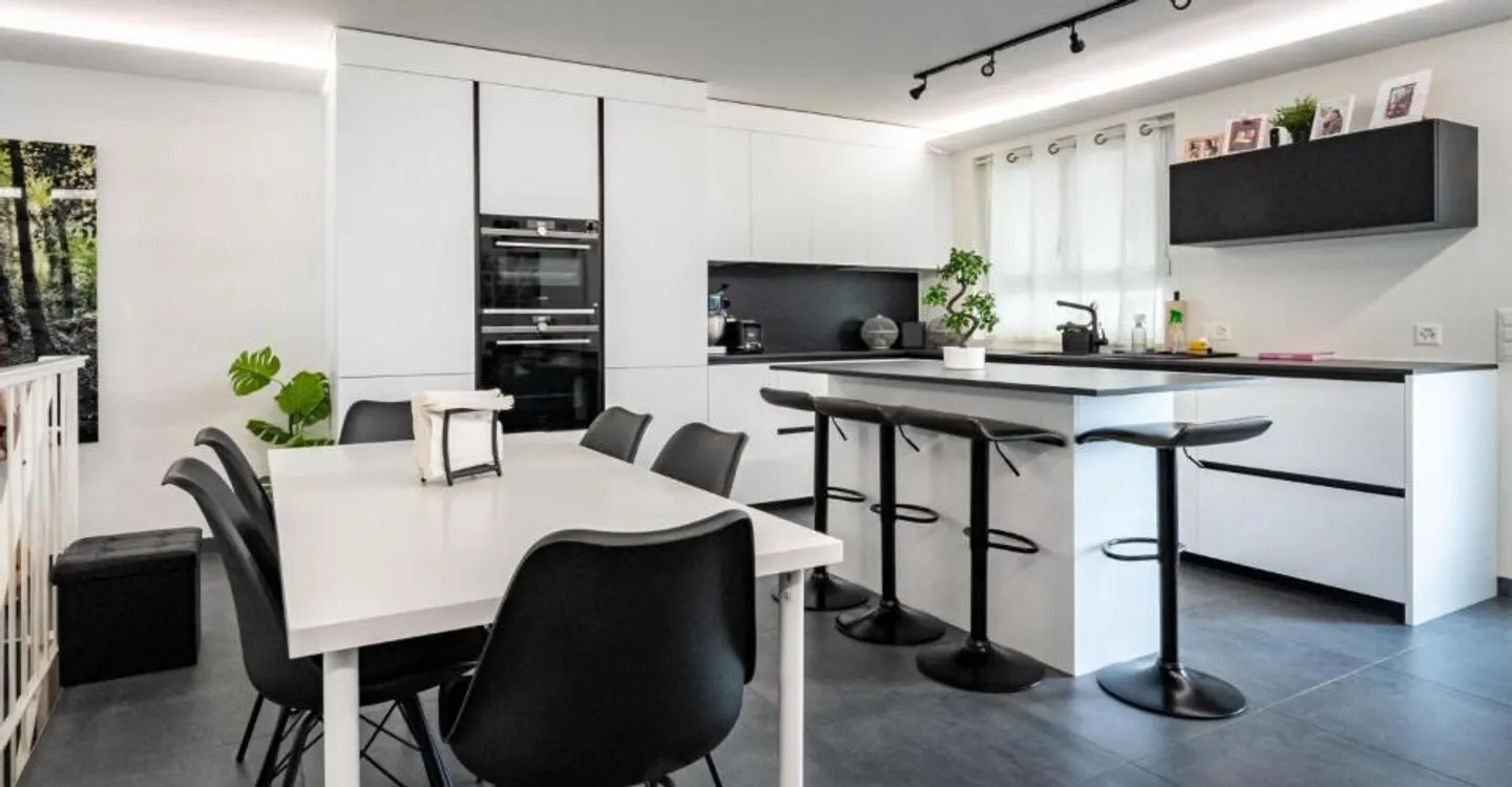 Renovated Family Villa - Photo 2 of 10