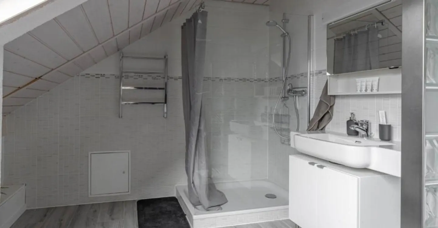 Renovated Family Villa - Photo 5 of 10