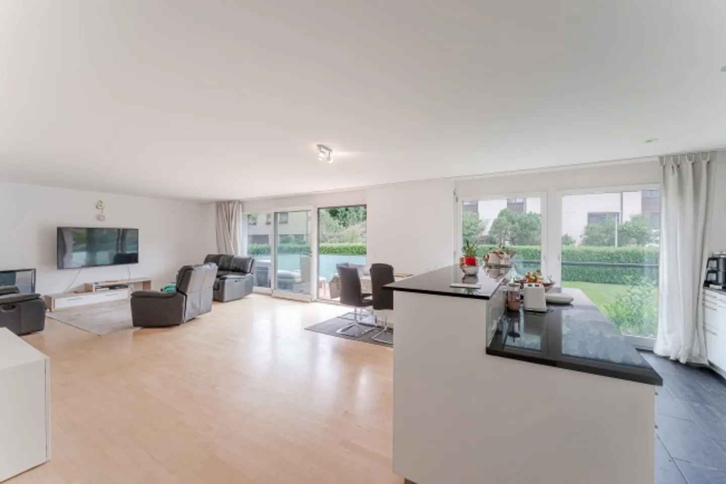 Appartamento moderno e soleggiato di 4,5 stanze con grande balcone - Foto 2 di 13