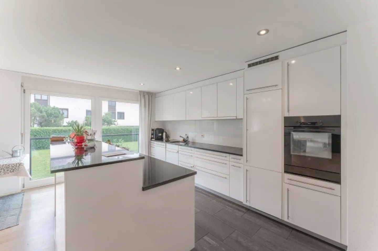 Appartamento moderno e soleggiato di 4,5 stanze con grande balcone - Foto 3 di 13