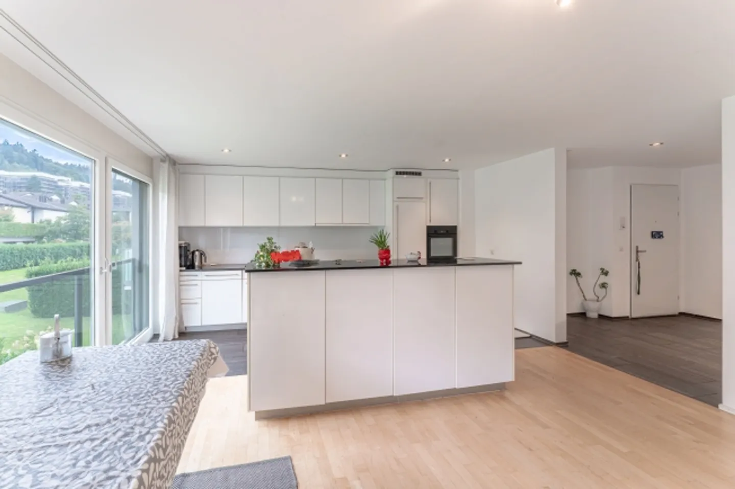 Appartamento moderno e soleggiato di 4,5 stanze con grande balcone - Foto 4 di 13