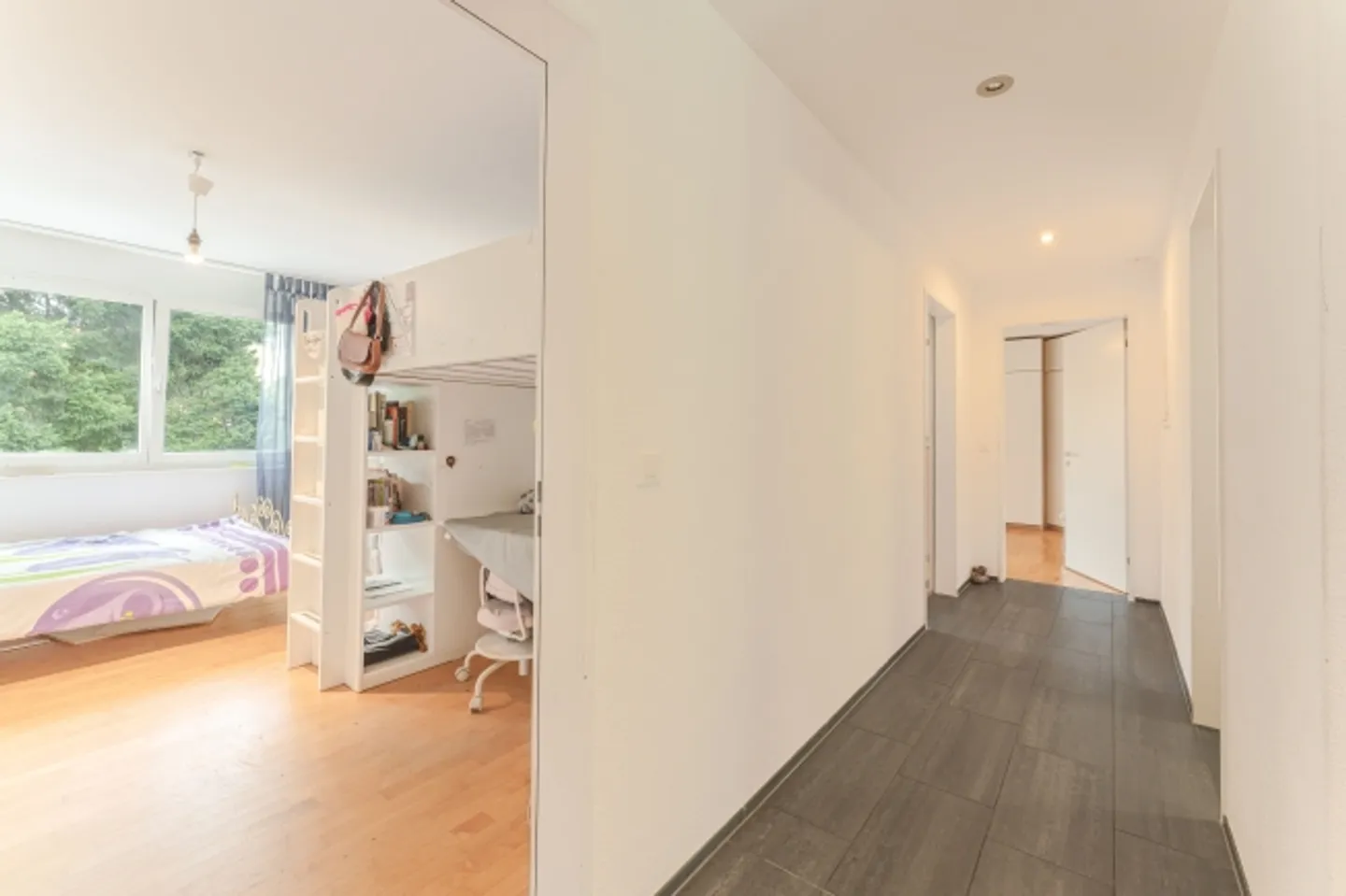 Appartamento moderno e soleggiato di 4,5 stanze con grande balcone - Foto 5 di 13