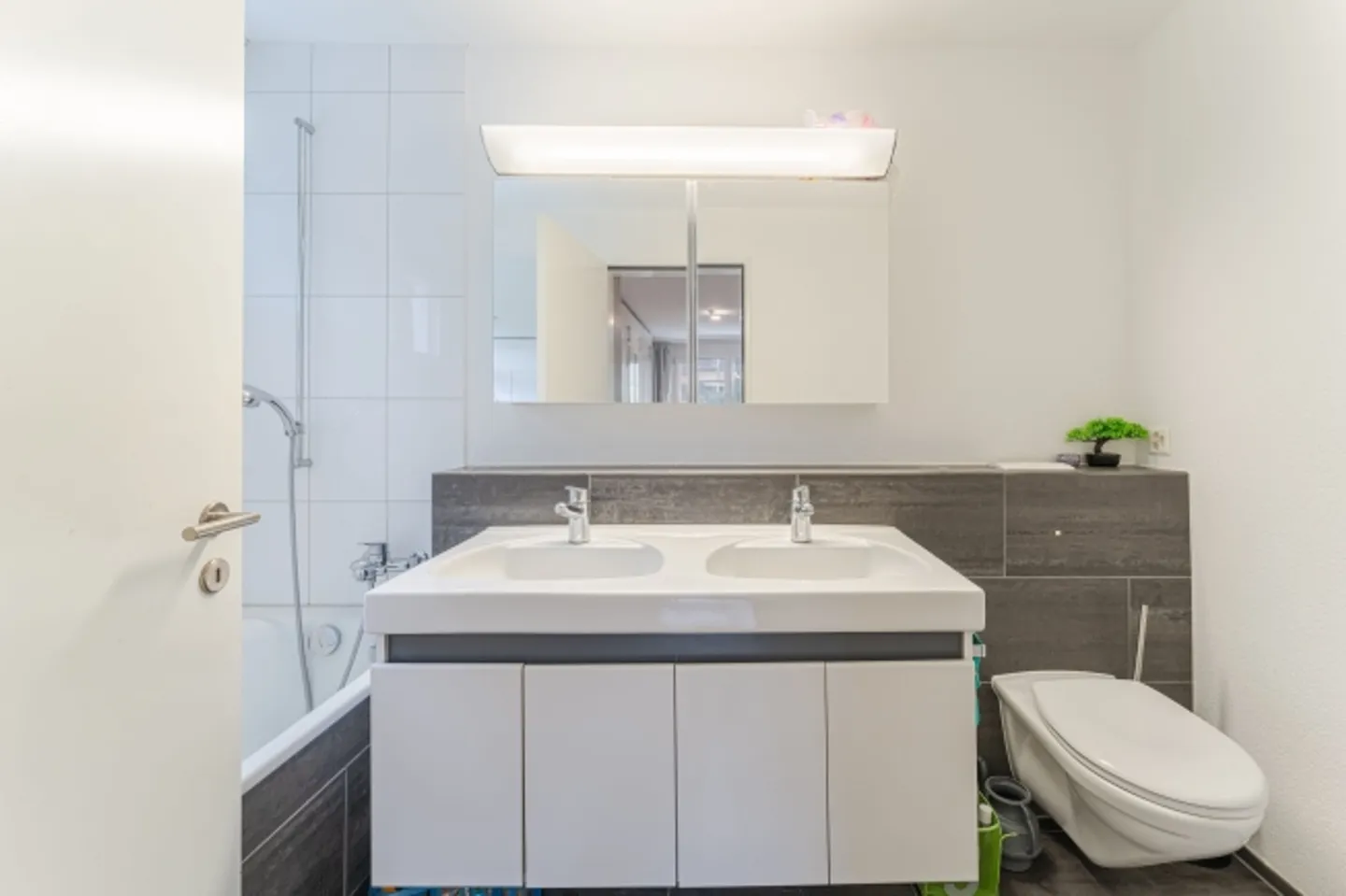 Appartamento moderno e soleggiato di 4,5 stanze con grande balcone - Foto 9 di 13