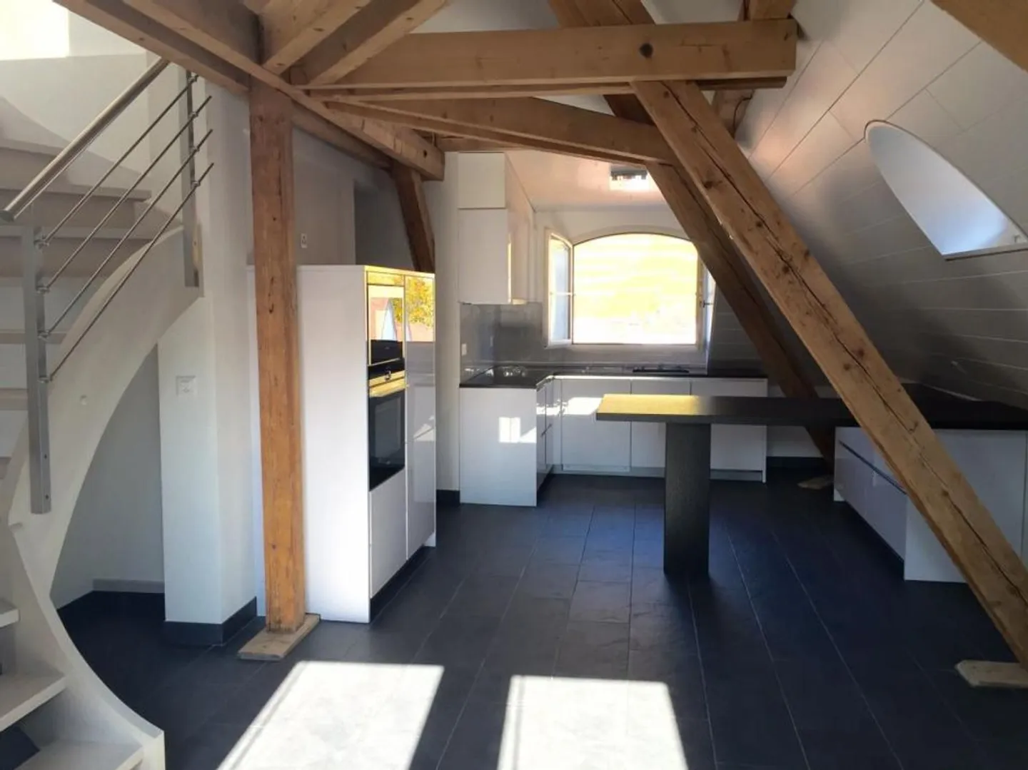 DUPLEX AVEC CHARME AU CENTRE D'AIGLE - Photo 2 sur 7