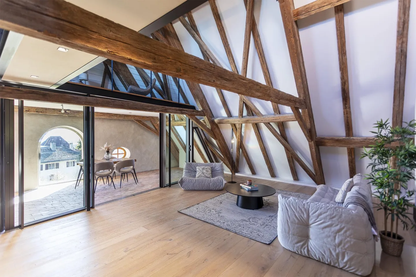 Superbo attico di charme con vista panoramica sul lago e sul Monte Bianco - Foto 1 di 20