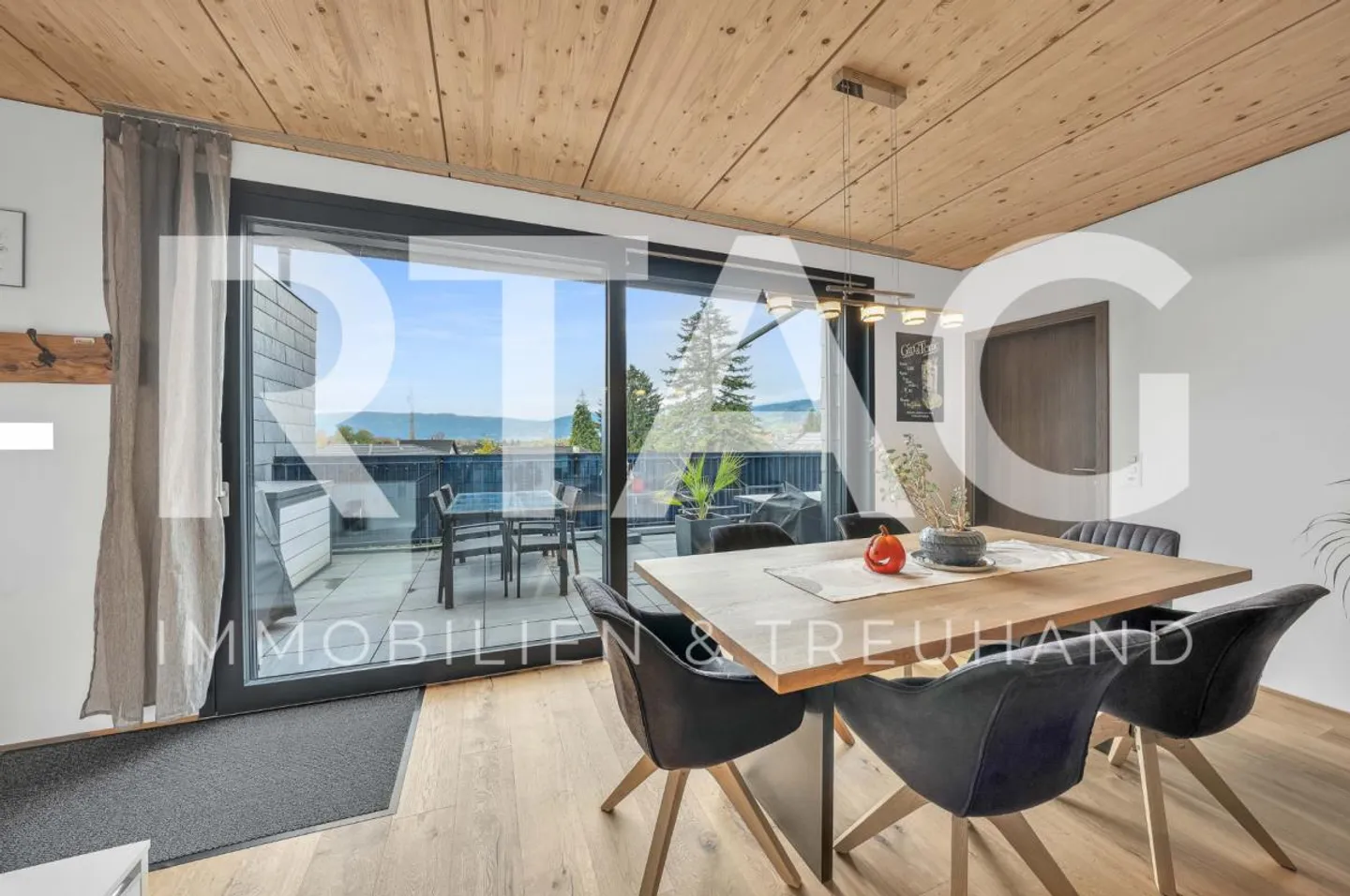 3.5-Room Penthouse Apartment - Photo 1 of 10