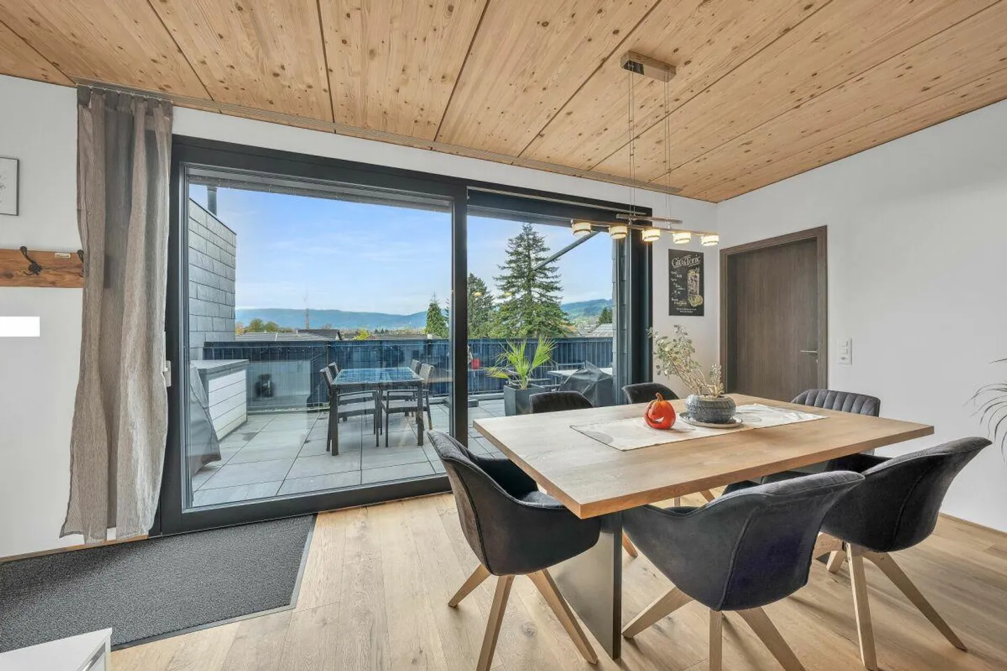 3.5-Room Penthouse Apartment - Photo 2 of 10