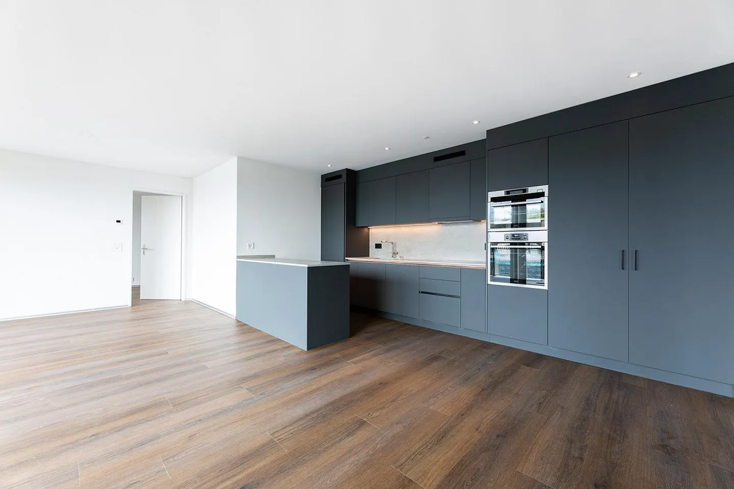 Exklusive, moderne 4.5-Zimmer-Attikawohnung mit traumhafter Aussicht - Foto 3 von 11