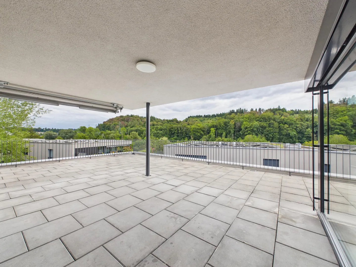 2.5-room attic apartment with spacious terrace - Photo 8 of 8