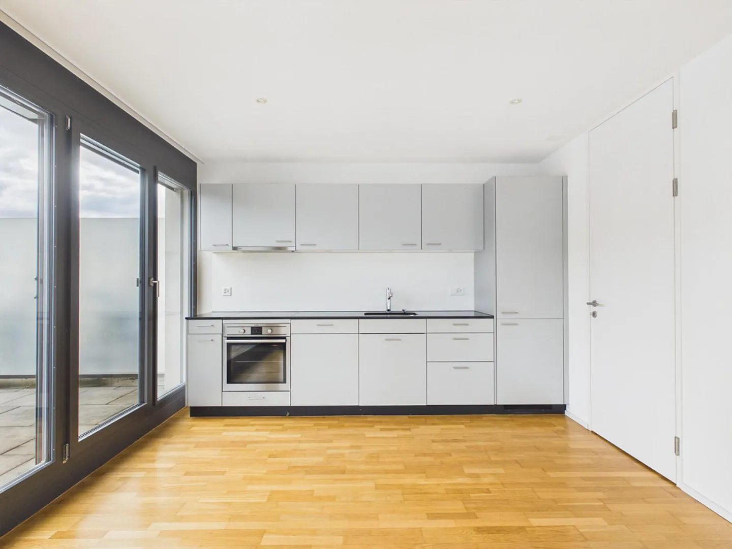 2.5-room attic apartment with spacious terrace - Photo 5 of 8