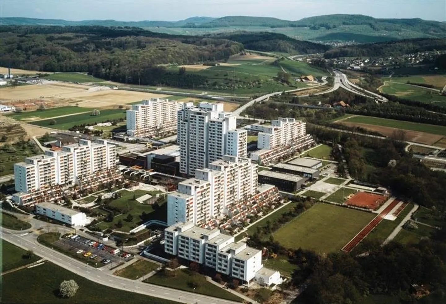 Charming 3.5-room apartment on the 17th floor - balcony with a wide view towards Basel - Photo 1 of 9
