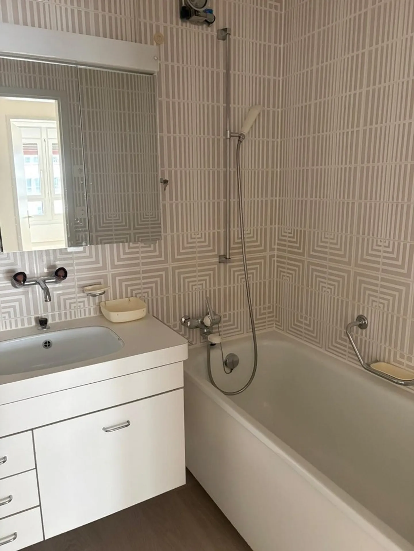 Charming 3.5-room apartment on the 17th floor - balcony with a wide view towards Basel - Photo 7 of 9