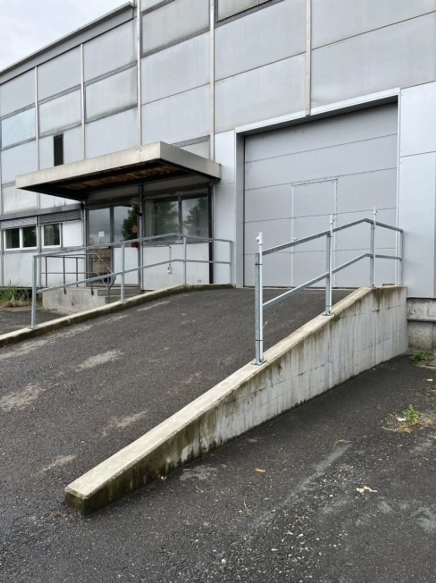 Ampia hall commerciale in affitto - Foto 6 di 8