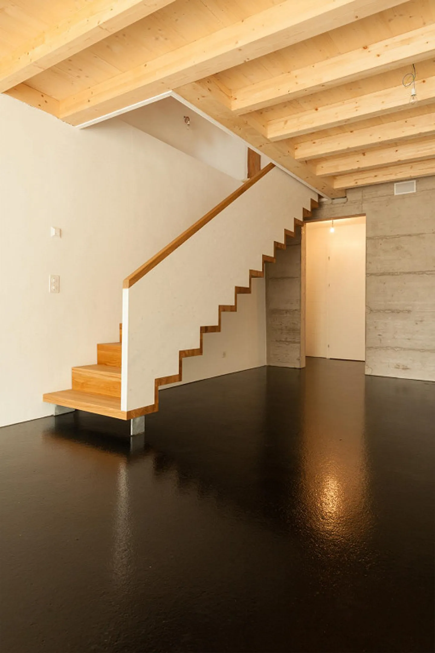 Appartement en duplex unique de 2,5 pièces avec balcon dans un emplacement central - Photo 2 sur 14