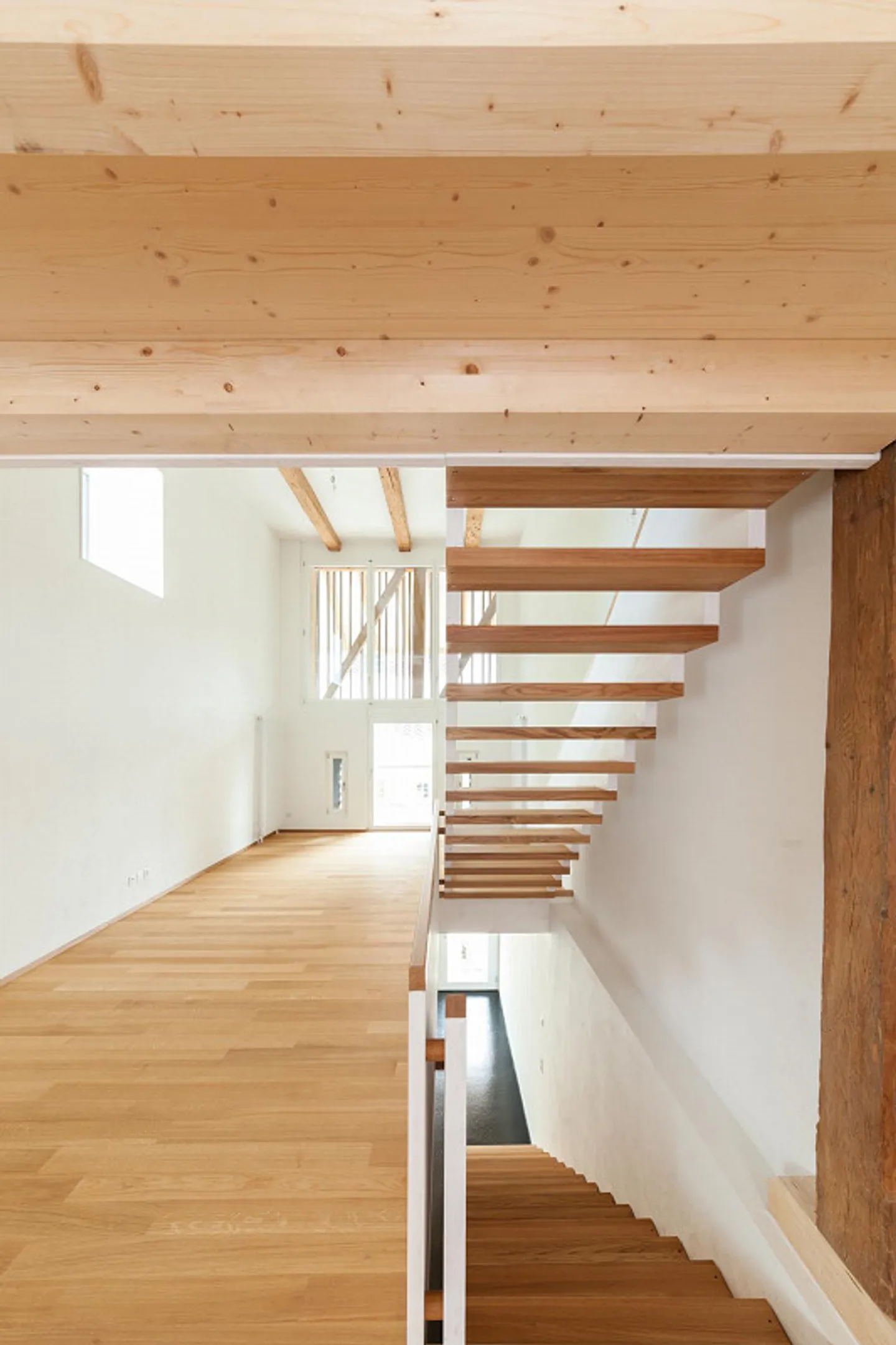 Appartement en duplex unique de 2,5 pièces avec balcon dans un emplacement central - Photo 3 sur 14