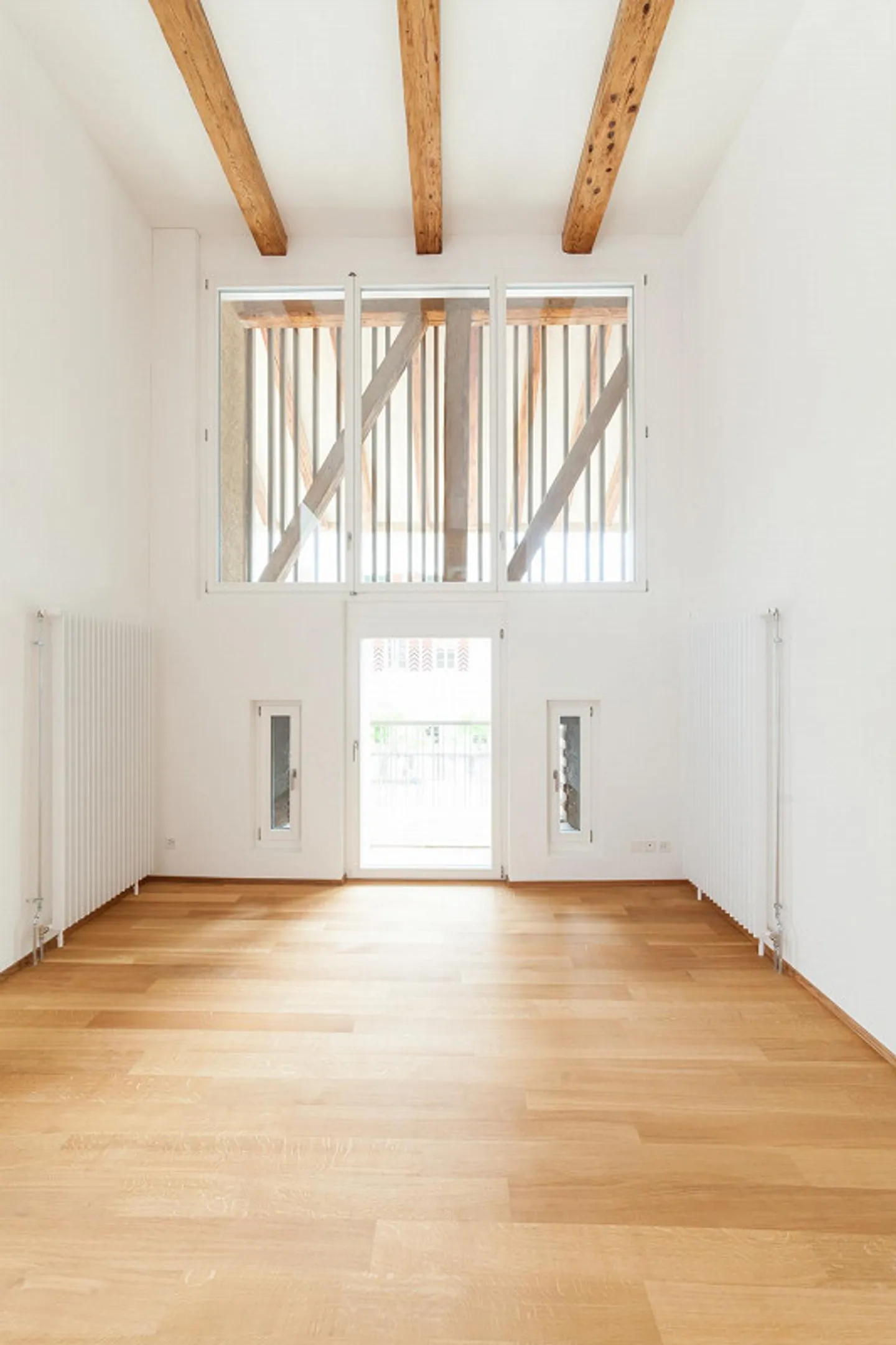 Appartement en duplex unique de 2,5 pièces avec balcon dans un emplacement central - Photo 4 sur 14
