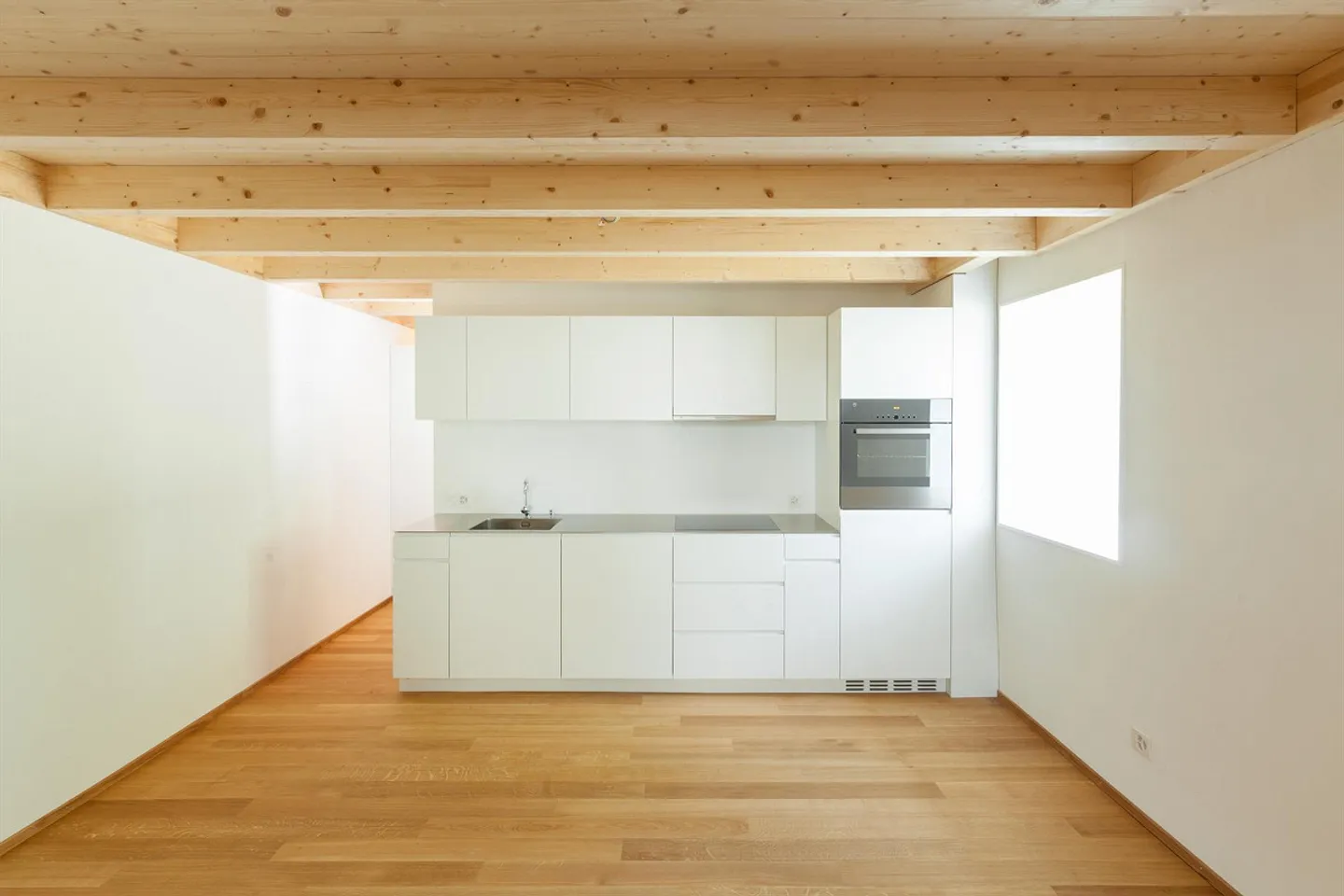 Appartement en duplex unique de 2,5 pièces avec balcon dans un emplacement central - Photo 5 sur 14