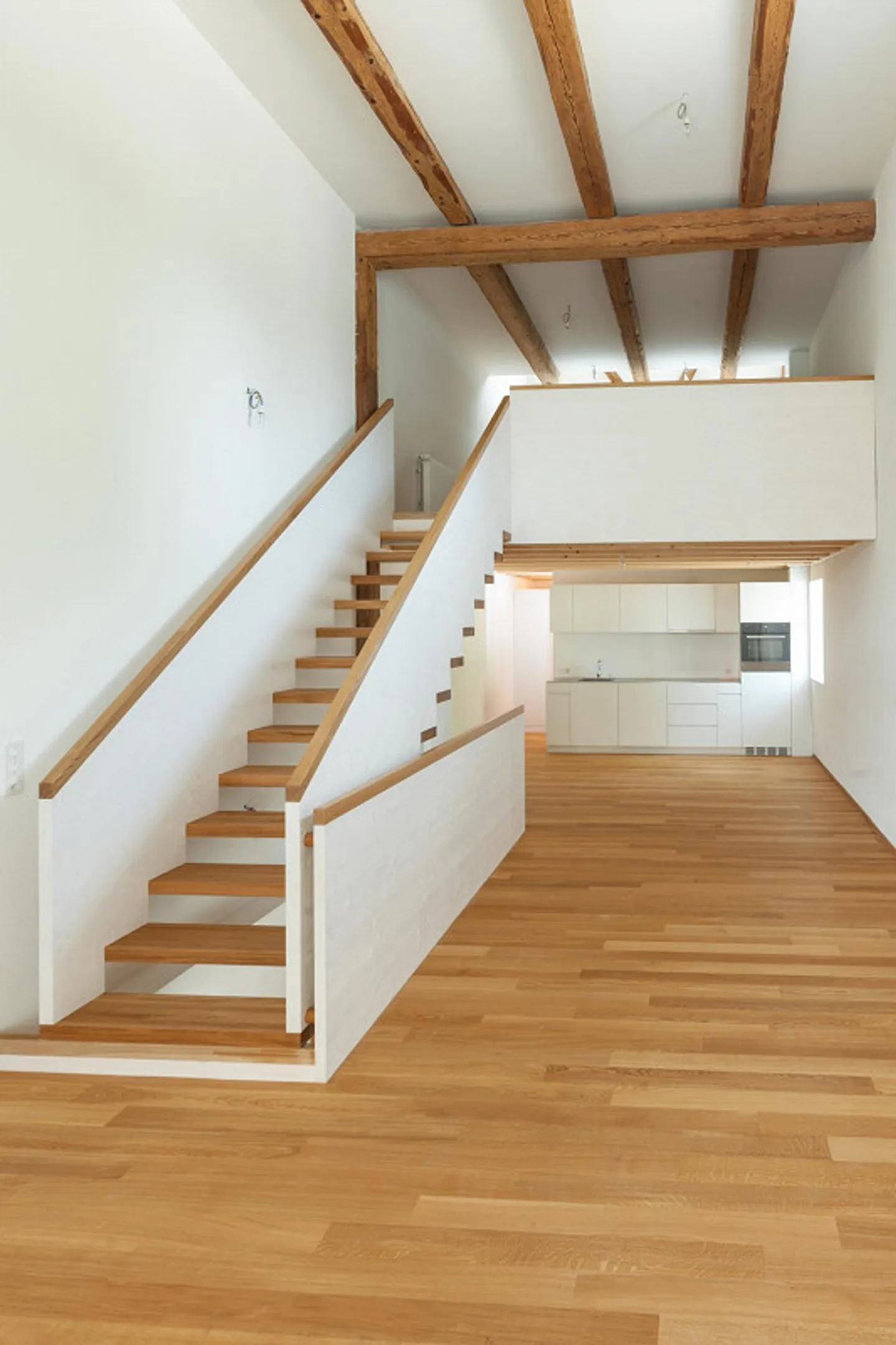 Appartement en duplex unique de 2,5 pièces avec balcon dans un emplacement central - Photo 6 sur 14