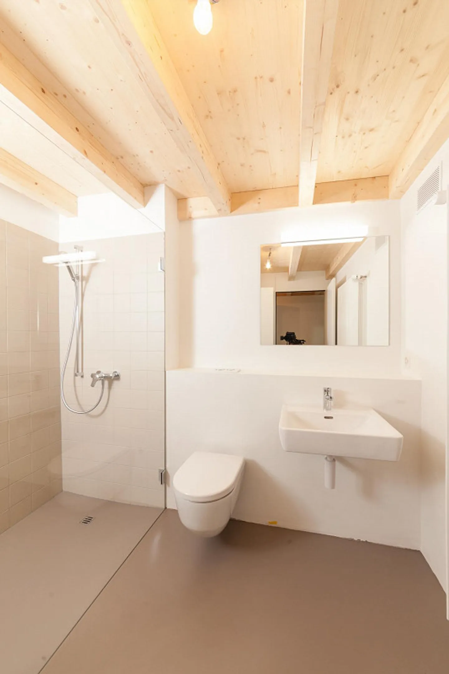 Appartement en duplex unique de 2,5 pièces avec balcon dans un emplacement central - Photo 7 sur 14