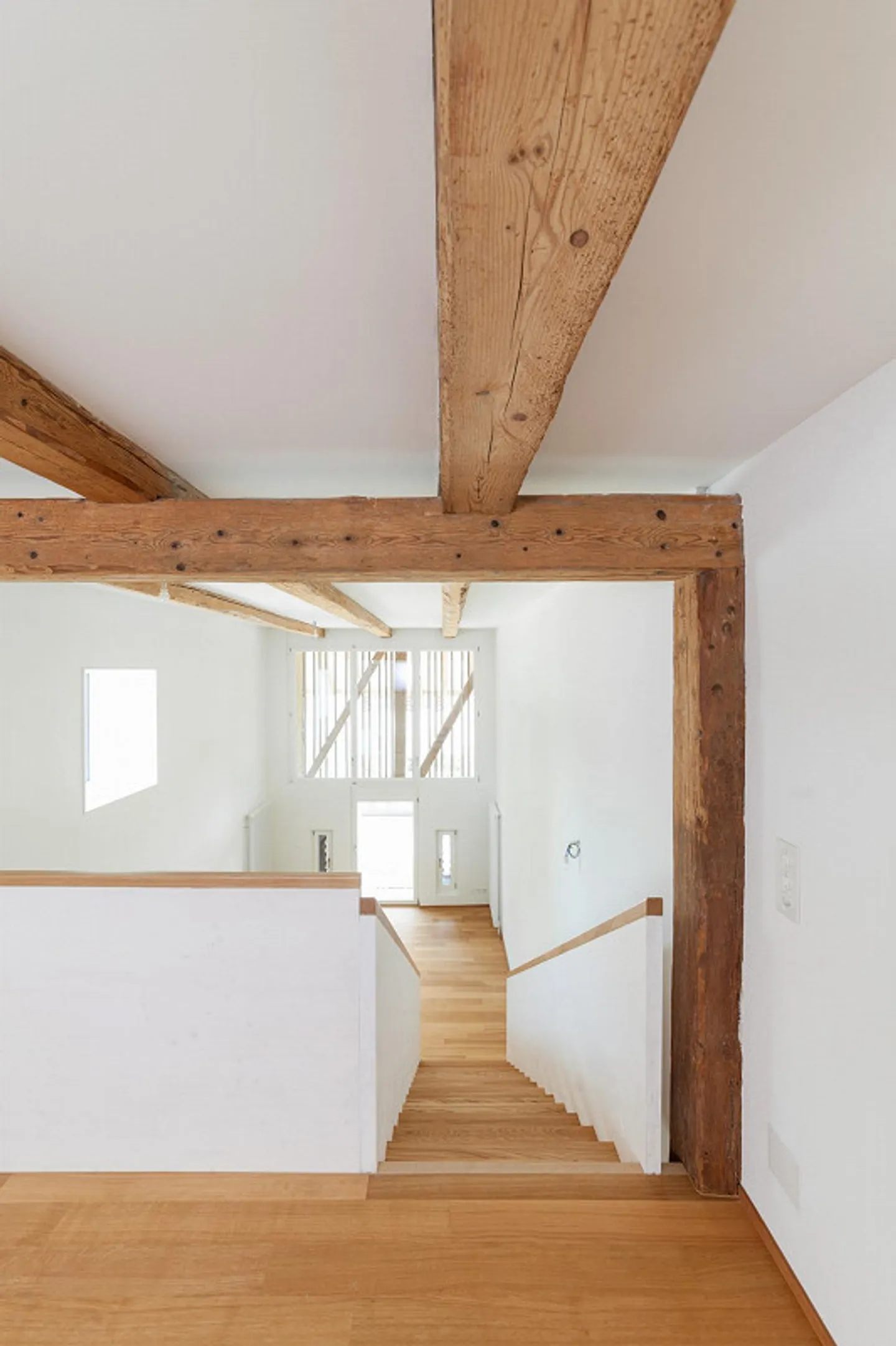 Appartement en duplex unique de 2,5 pièces avec balcon dans un emplacement central - Photo 8 sur 14