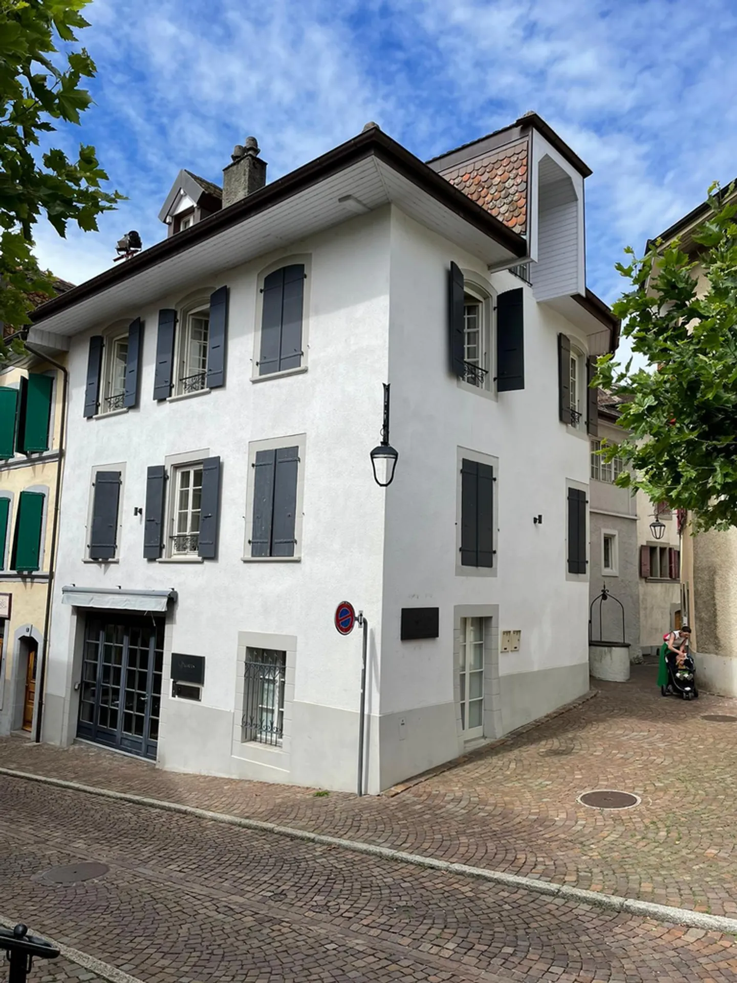Bedroom ideal at the lakeside in a residential building - Photo 1 of 3