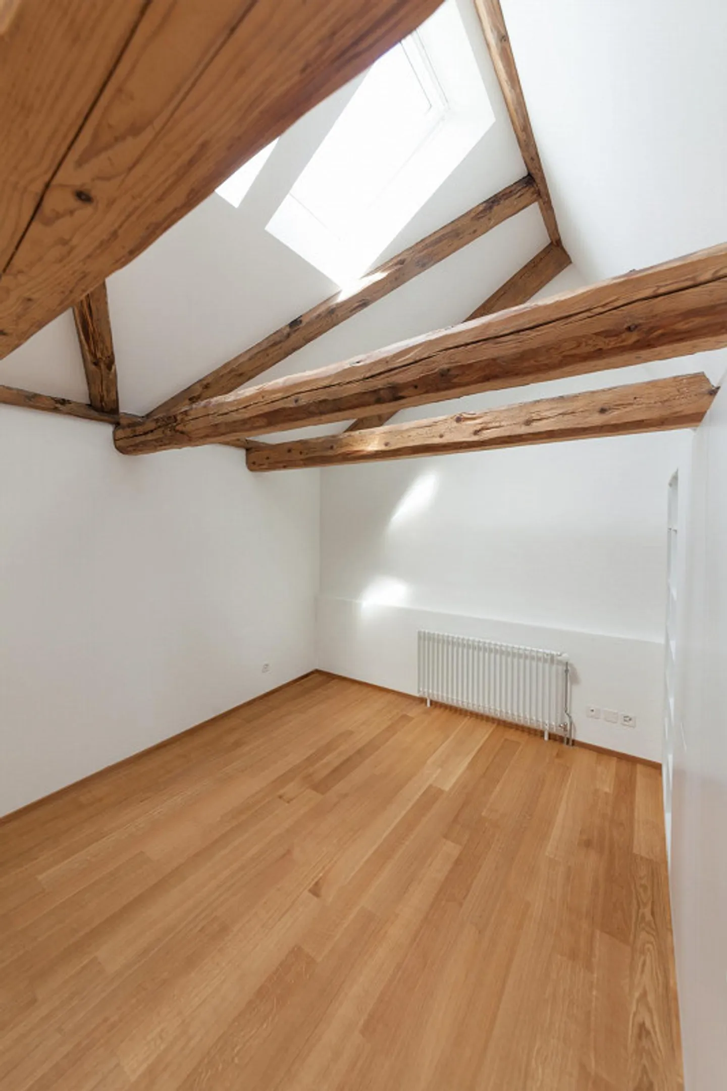 Appartement en duplex unique de 2,5 pièces avec balcon dans un emplacement central - Photo 10 sur 14