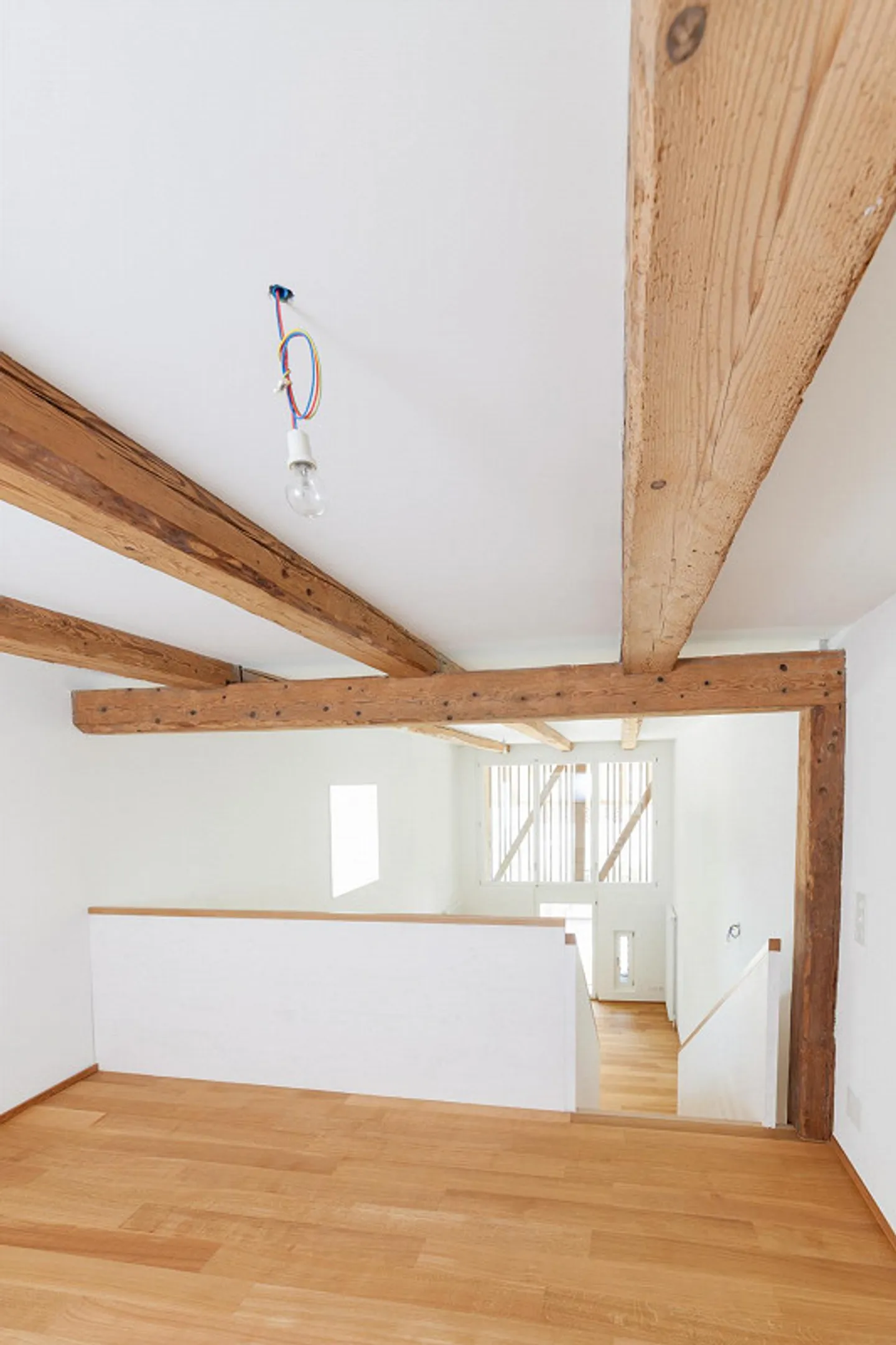 Appartement en duplex unique de 2,5 pièces avec balcon dans un emplacement central - Photo 11 sur 14