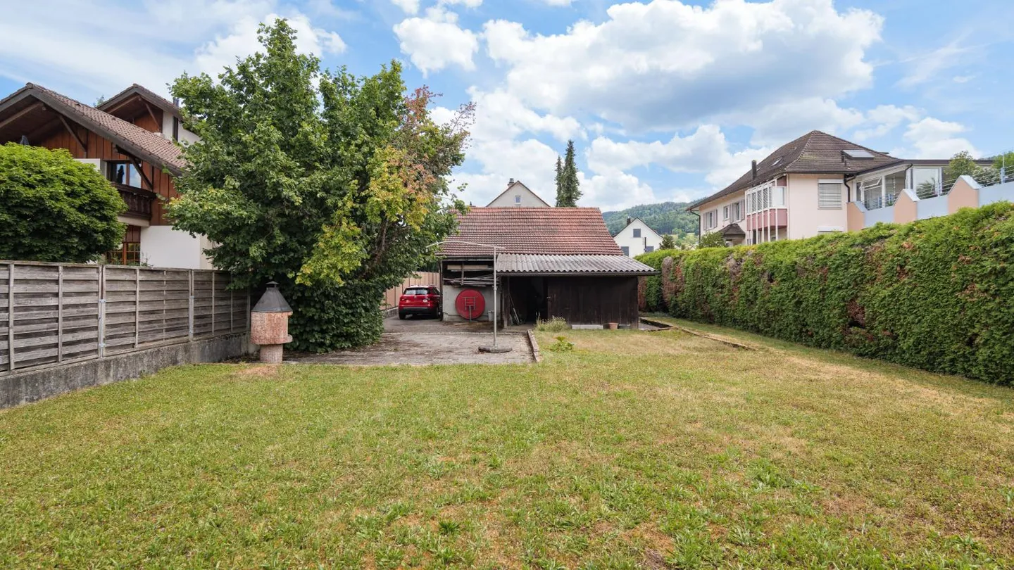 Charmantes 5-Zimmer-Haus an Toplage mit Baulandpotential in Büsserach - Photo 2 of 11