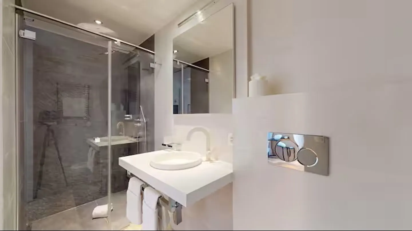 Bedroom ideal at the lakeside in a residential building - Photo 3 of 3