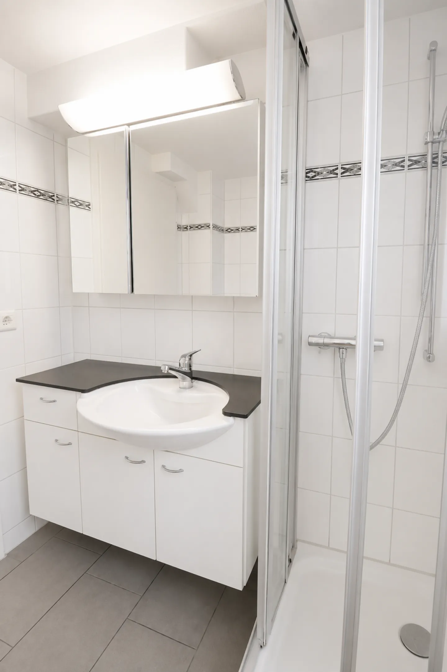 Stylish 2.5-room apartment with private terrace in a quiet location - Photo 2 of 3