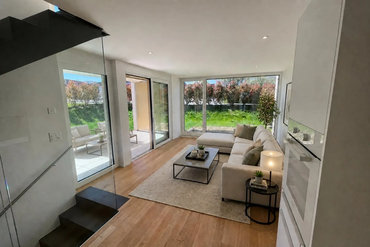 Spacious Triplex with Garden - Photo 3 of 17