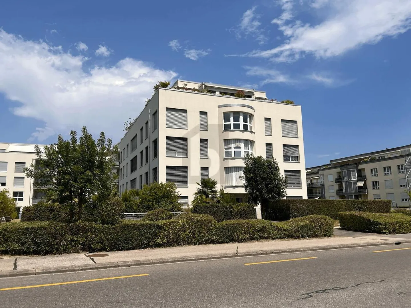 OFFICE WITH GARDEN - Photo 1 of 6