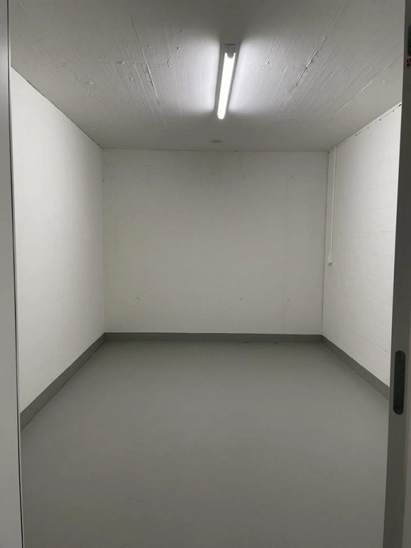 Salle de bricolage à louer - Photo 2 sur 3