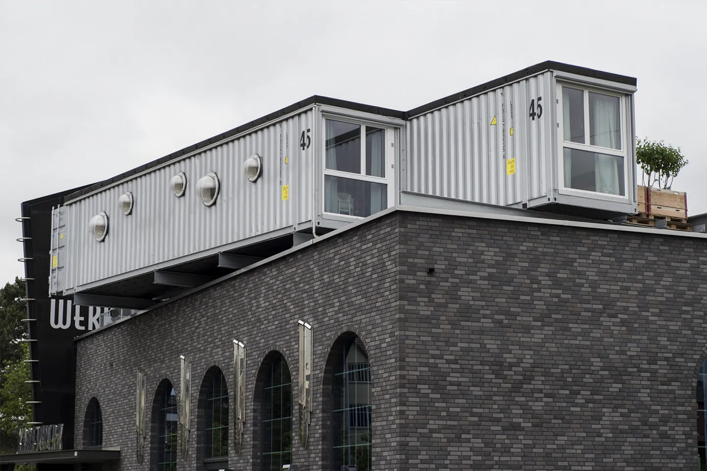 Fully equipped and furnished penthouse apartment near the train station - Photo 1 of 13