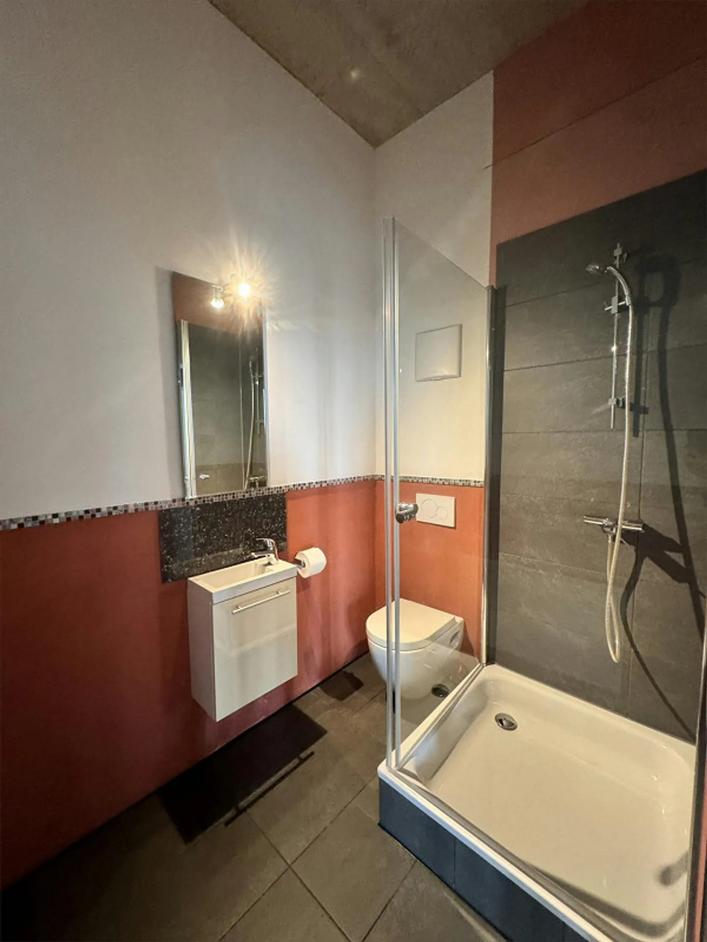 Espace de bureau spacieux avec kitchenette et douche à louer - Photo 8 sur 9