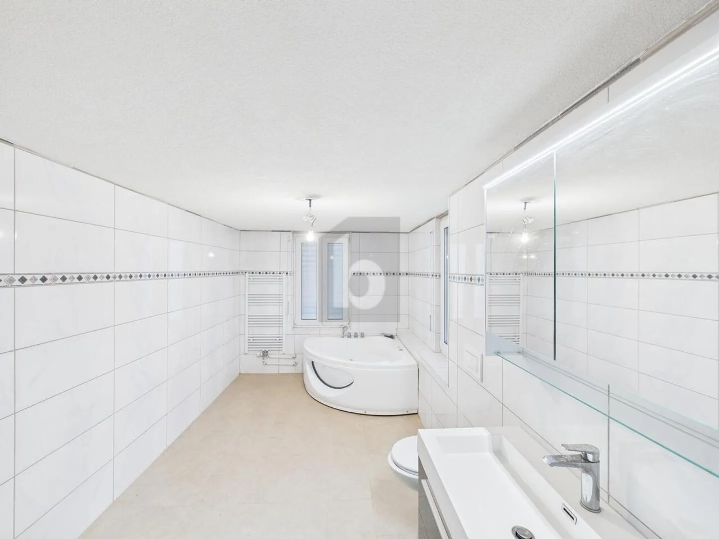 EXCELLENT, FRESHLY RENOVATED INVESTMENT PROPERTY - Photo 3 of 6