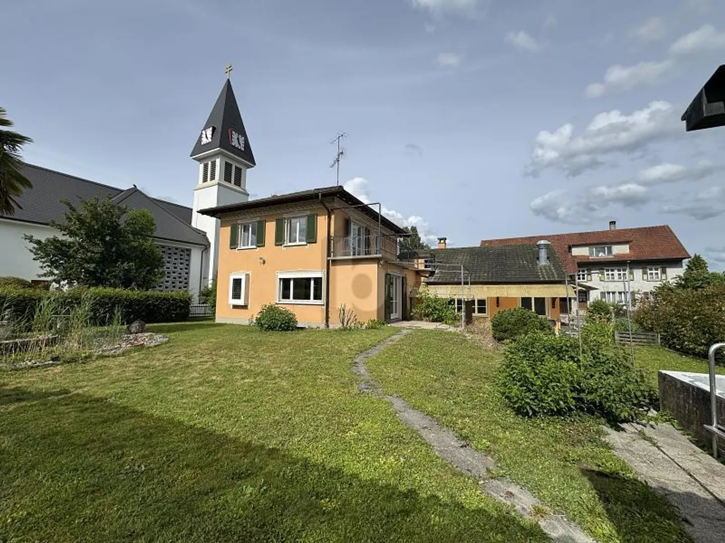 Charmantes Familienhaus mit Pool - Foto 1 von 6
