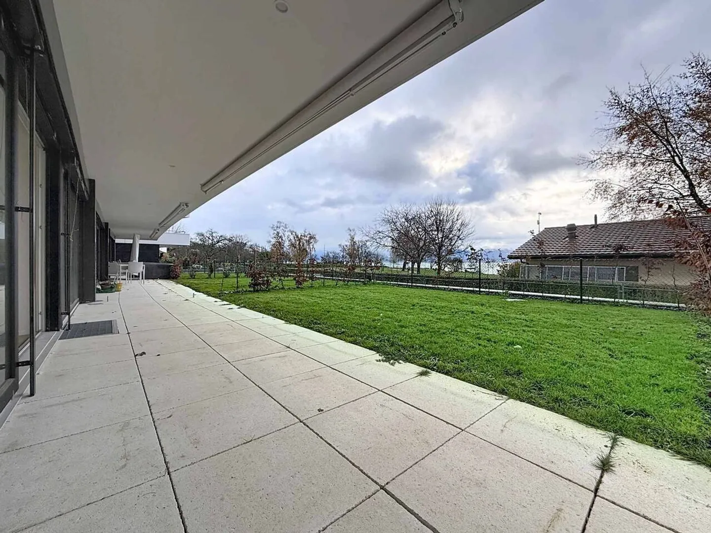 Magnifique appartement de 3,5 pièces avec terrasses couvertes, jardins et vue sur le lac - Photo 11 sur 13