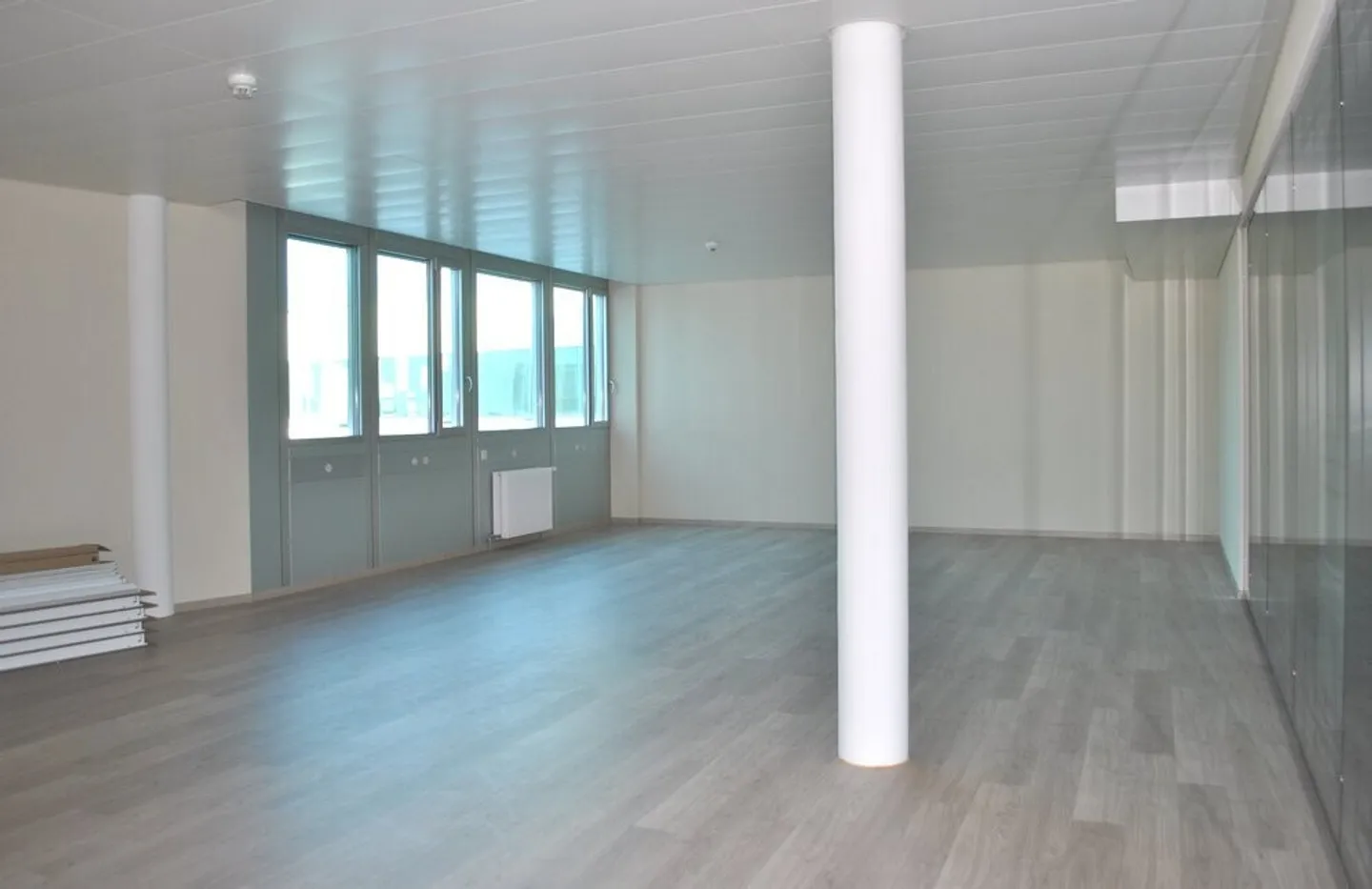 "Plug & Work" Offices of 71 m2 within the Y-PARC Technopole - Photo 2 of 4