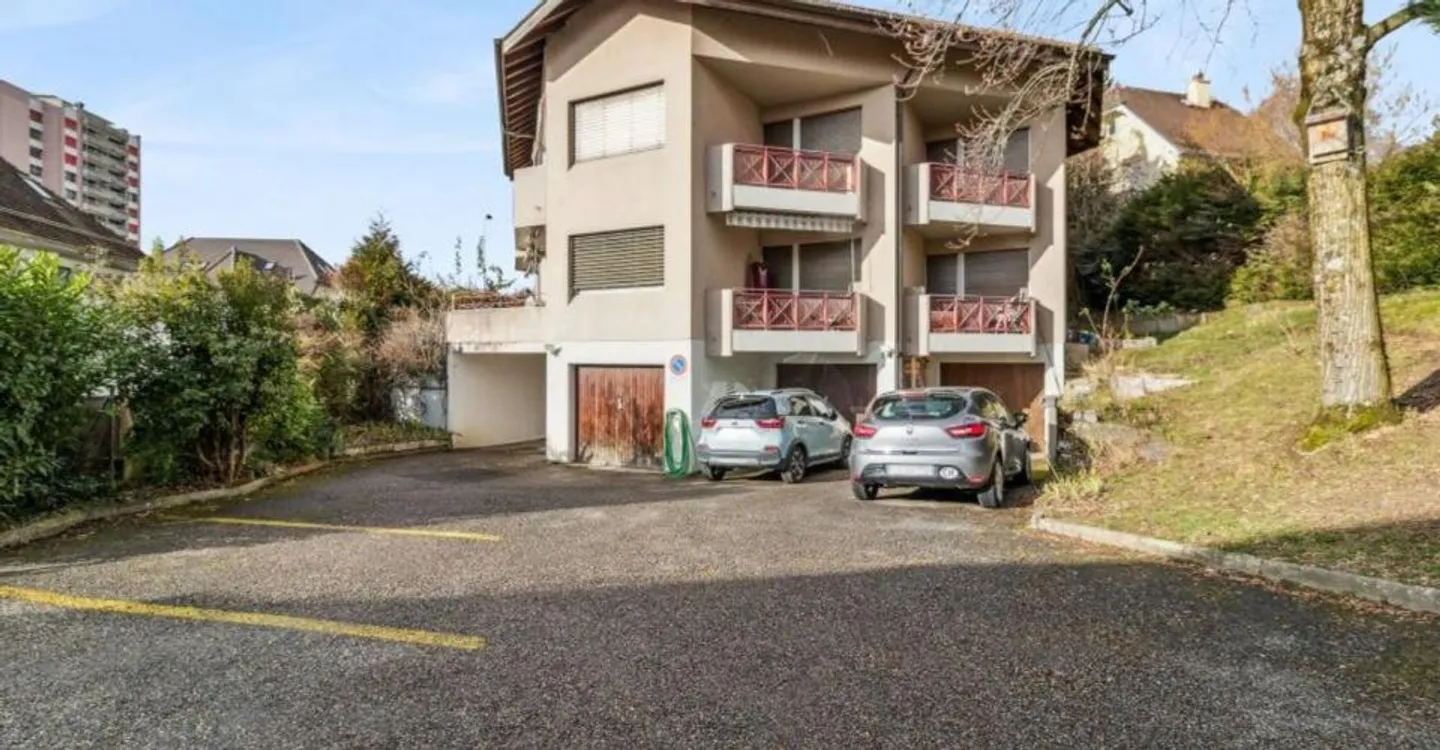 Renovated 5.5 room apartment with independent studio A rare opportunity - Photo 1 of 13