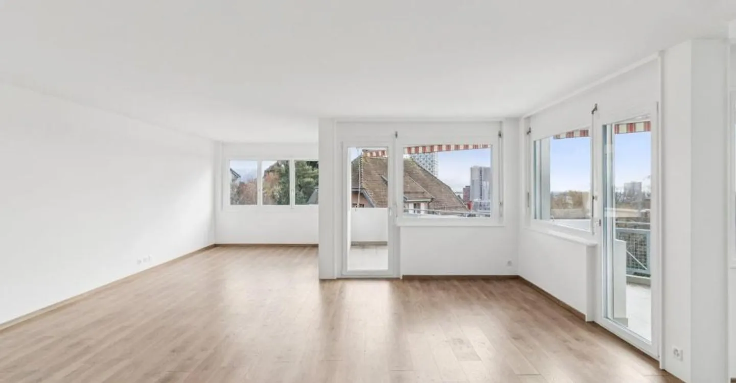 Renovated 5.5 room apartment with independent studio A rare opportunity - Photo 3 of 13