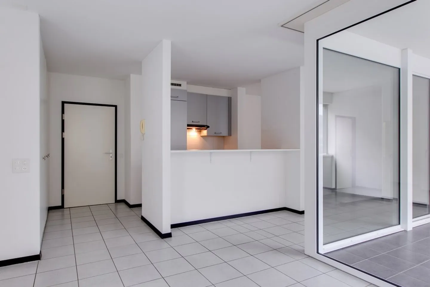 Modern 3.5 Room Apartment - Photo 2 of 8