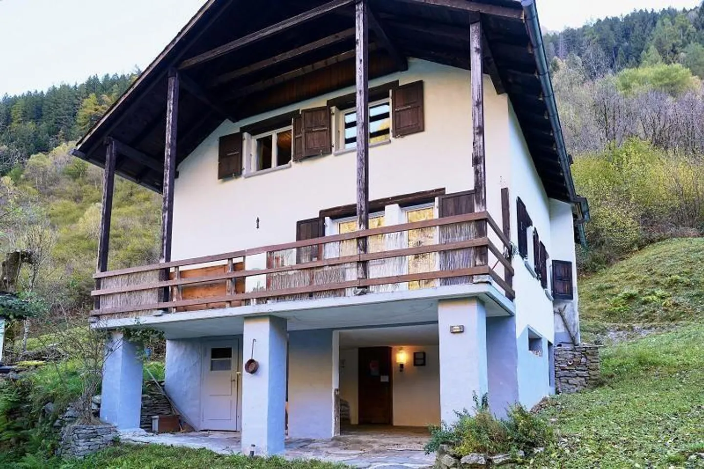 Chalet 5 1/2 locali con grande terreno in una posizione molto tranquilla e soleggiata - Foto 1 di 40