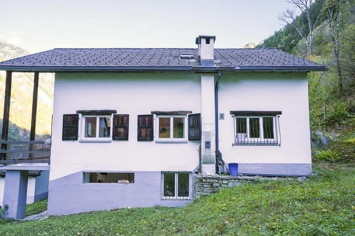 Chalet 5 1/2 locali con grande terreno in una posizione molto tranquilla e soleggiata - Foto 2 di 40