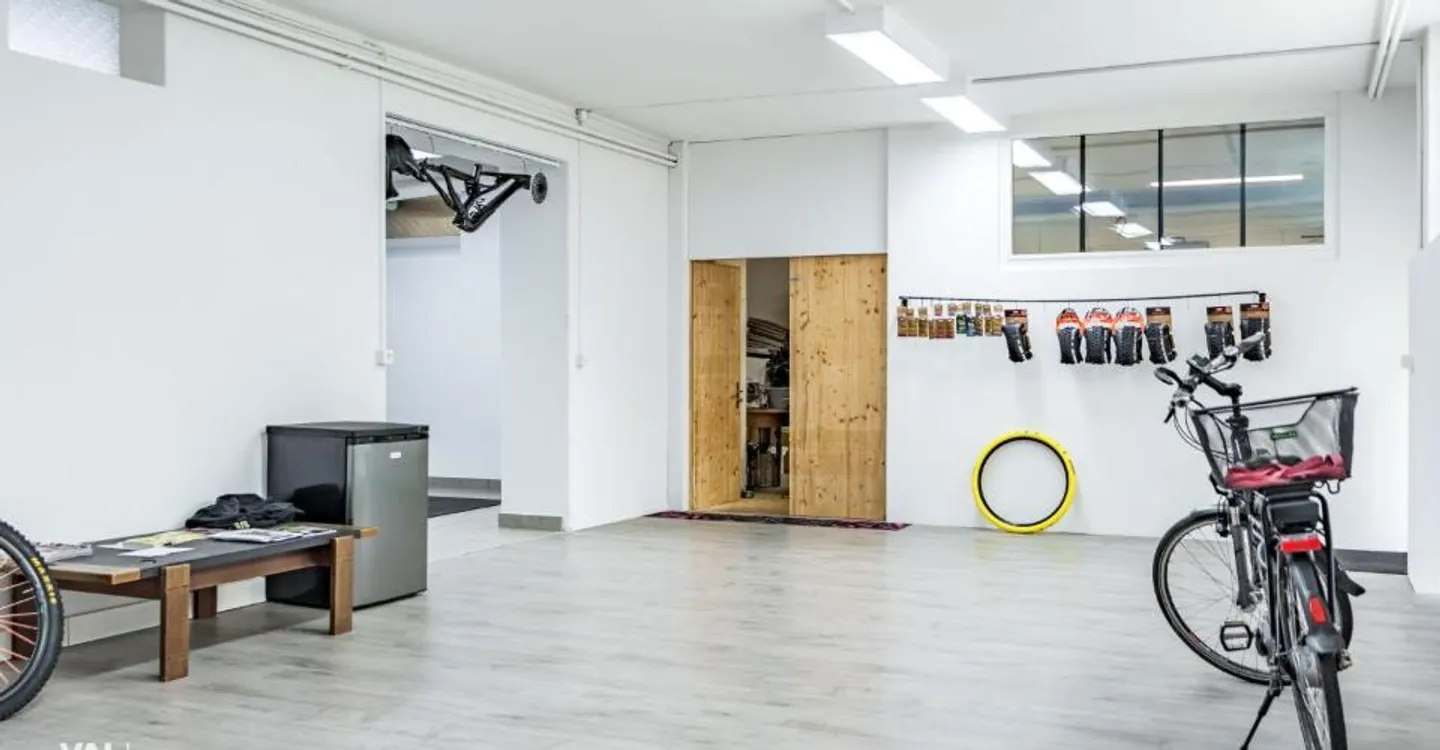 Versatile usable premises centrally located in Brig - Photo 2 of 12
