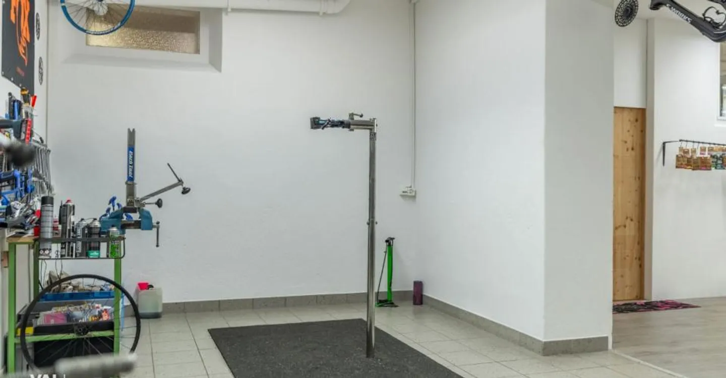 Versatile usable premises centrally located in Brig - Photo 4 of 12
