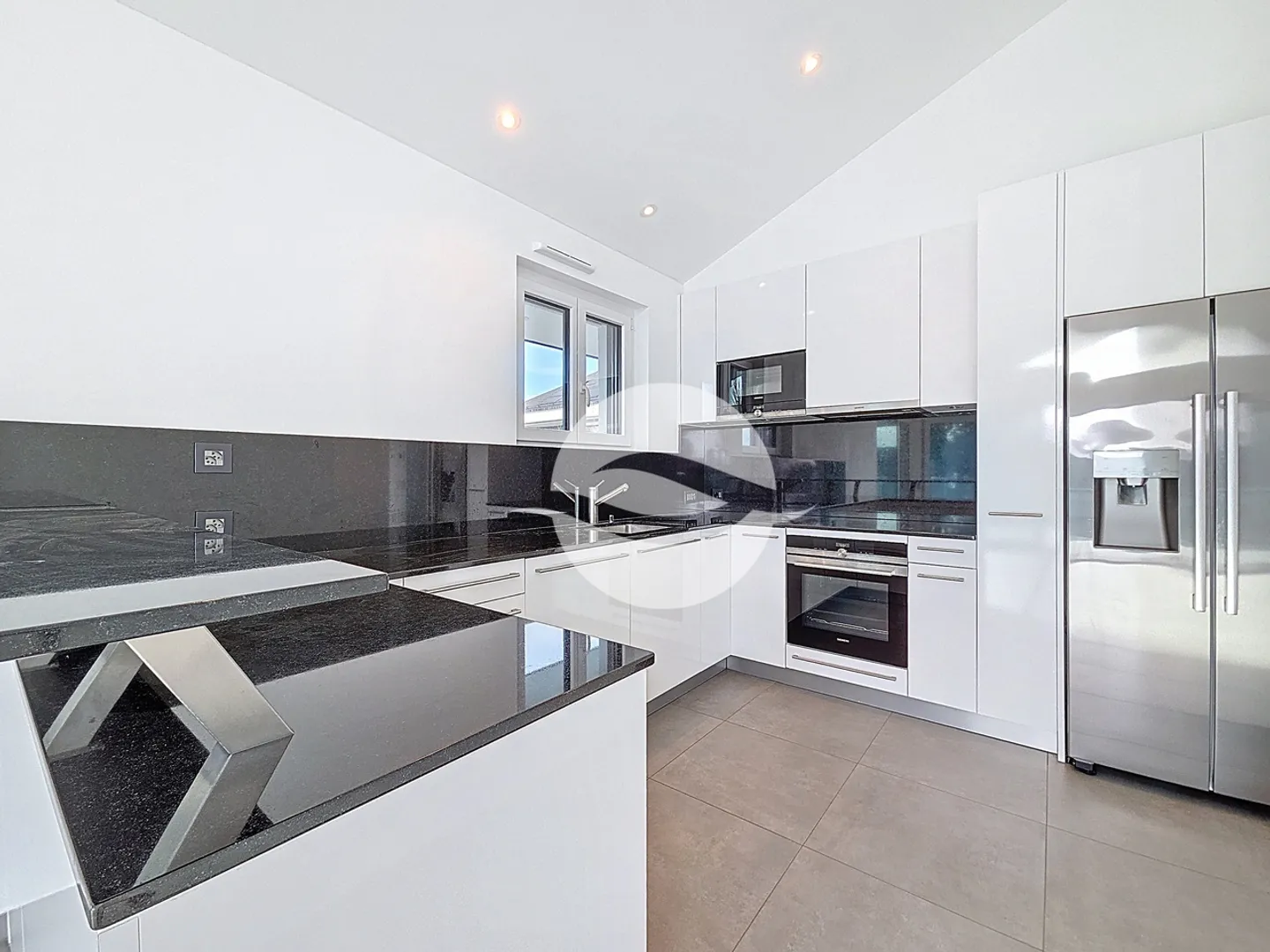 Representative Apartment with Lake View - Photo 6 of 11